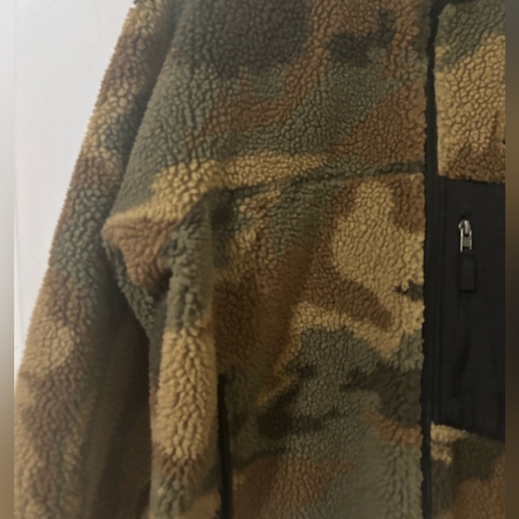 Patagonia Camo Fleece Jacket - Picture 5 of 7